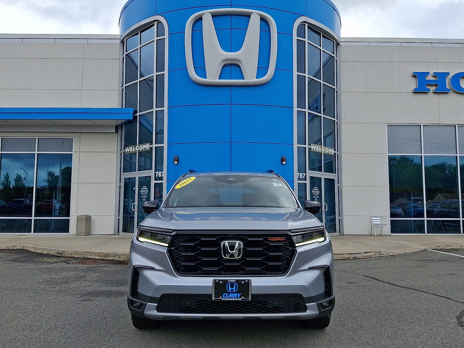 Used 2025 Honda Pilot TrailSport image 2