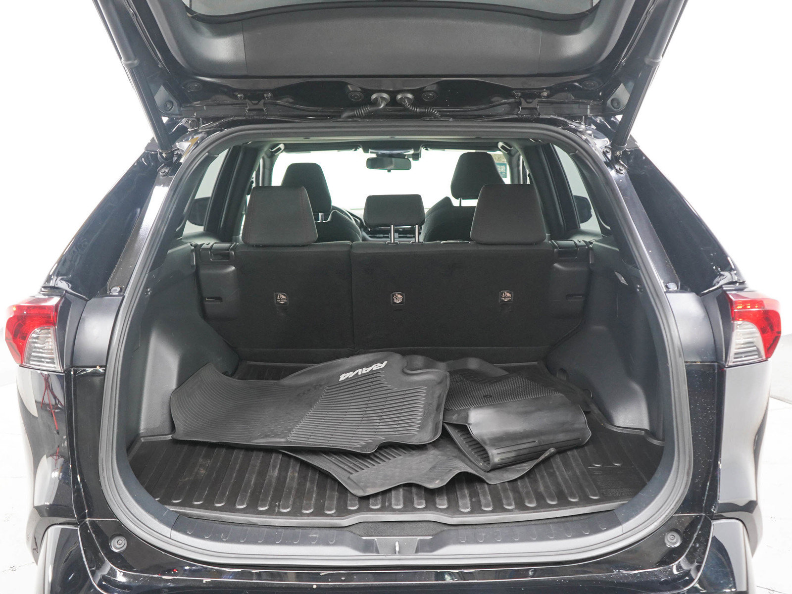 Used 2021 Toyota RAV4 SE w/ Weather & Moonroof Package AWD/4WD image 16