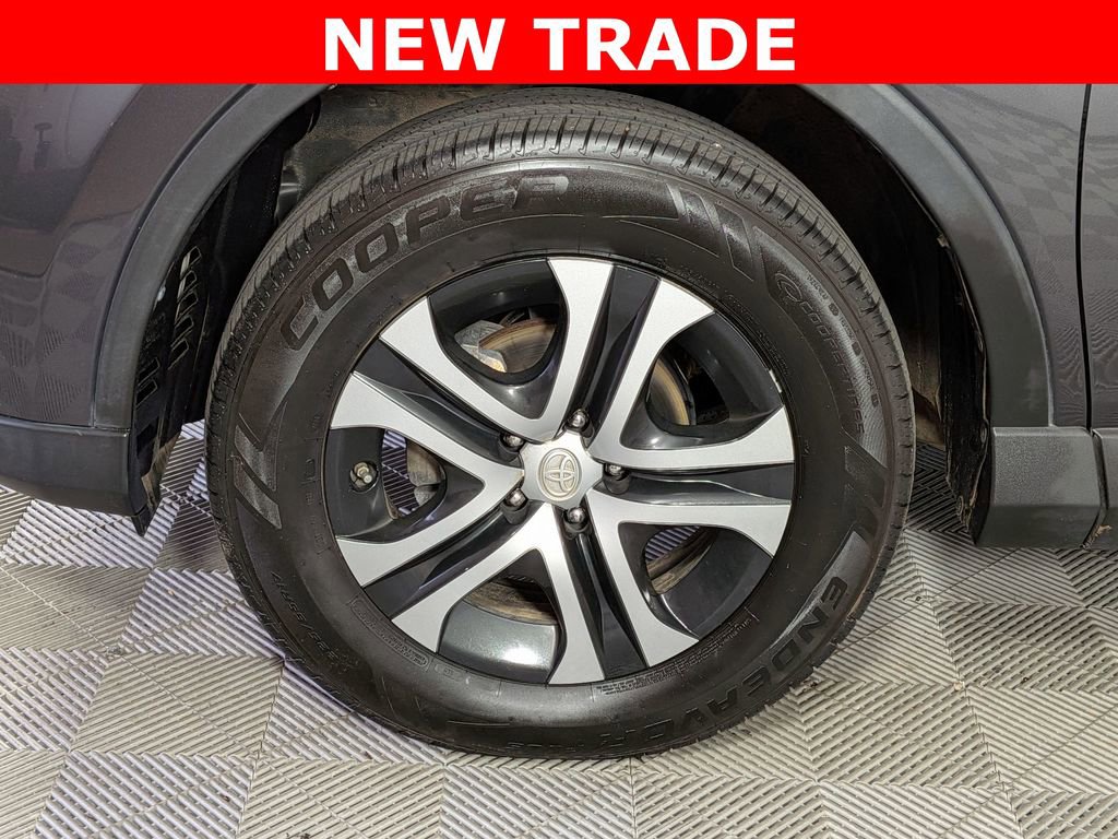 Used 2018 Toyota RAV4 LE FWD image 29