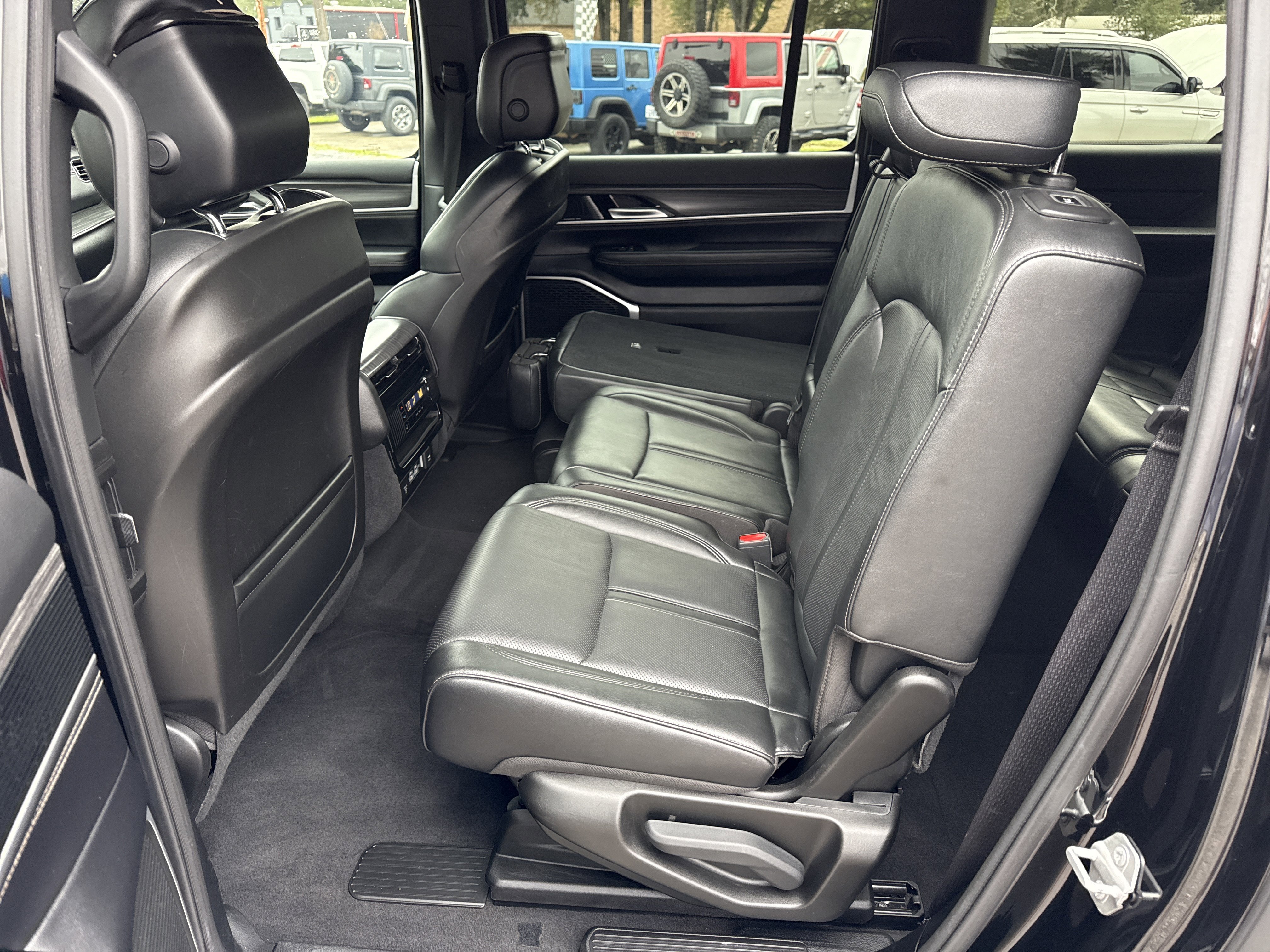 Used 2023 Jeep Wagoneer L Series III w/ Preferred Equipment Group image 10