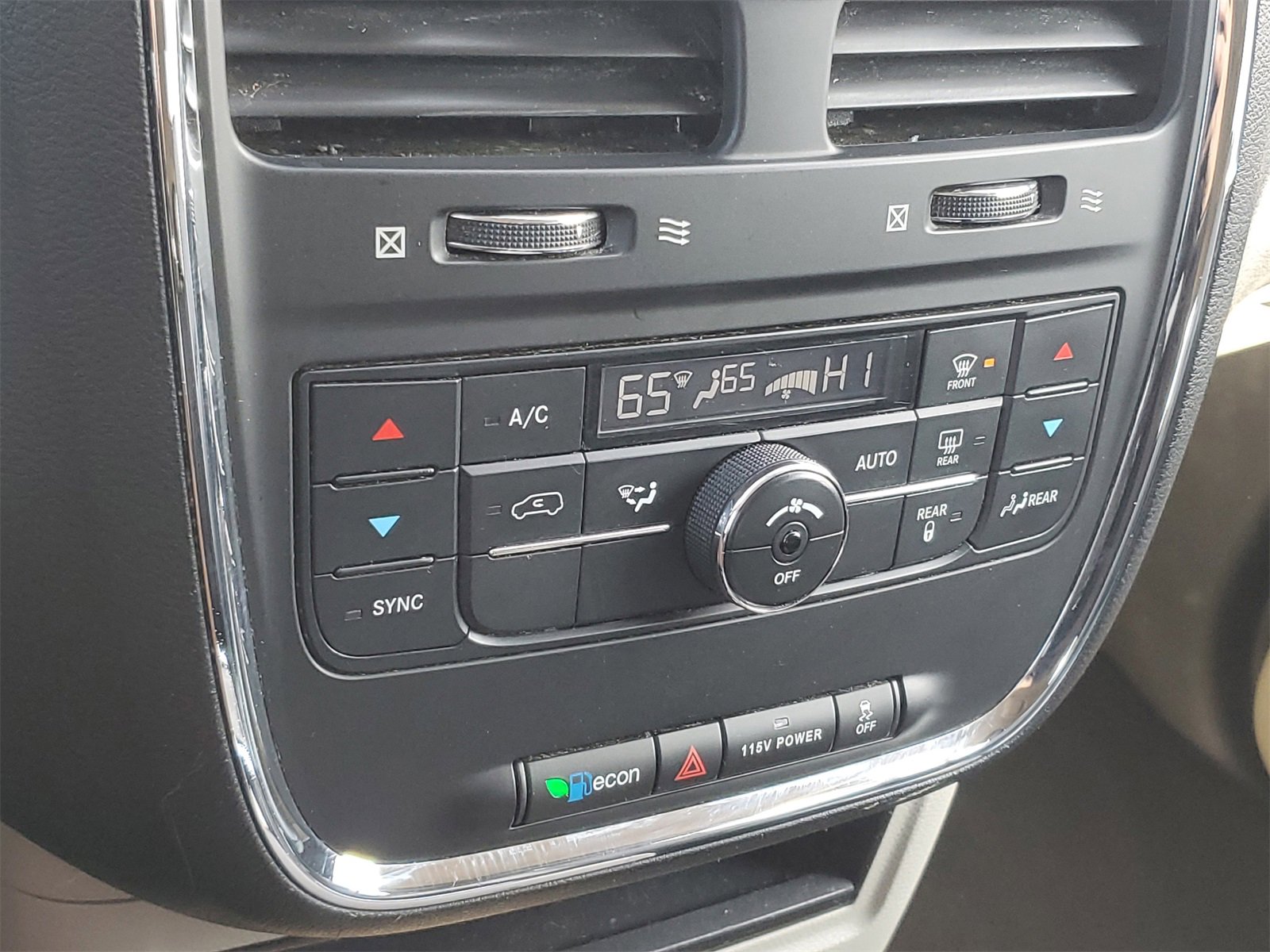 Used 2016 Chrysler Town & Country Touring image 29