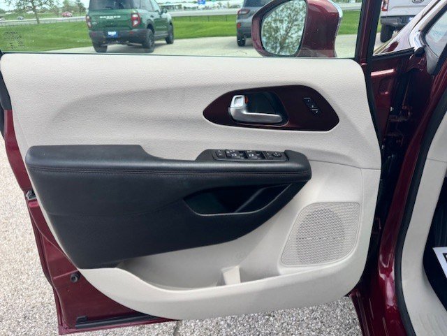 Used 2020 Chrysler Pacifica Limited w/ Tire & Wheel Group FWD image 11