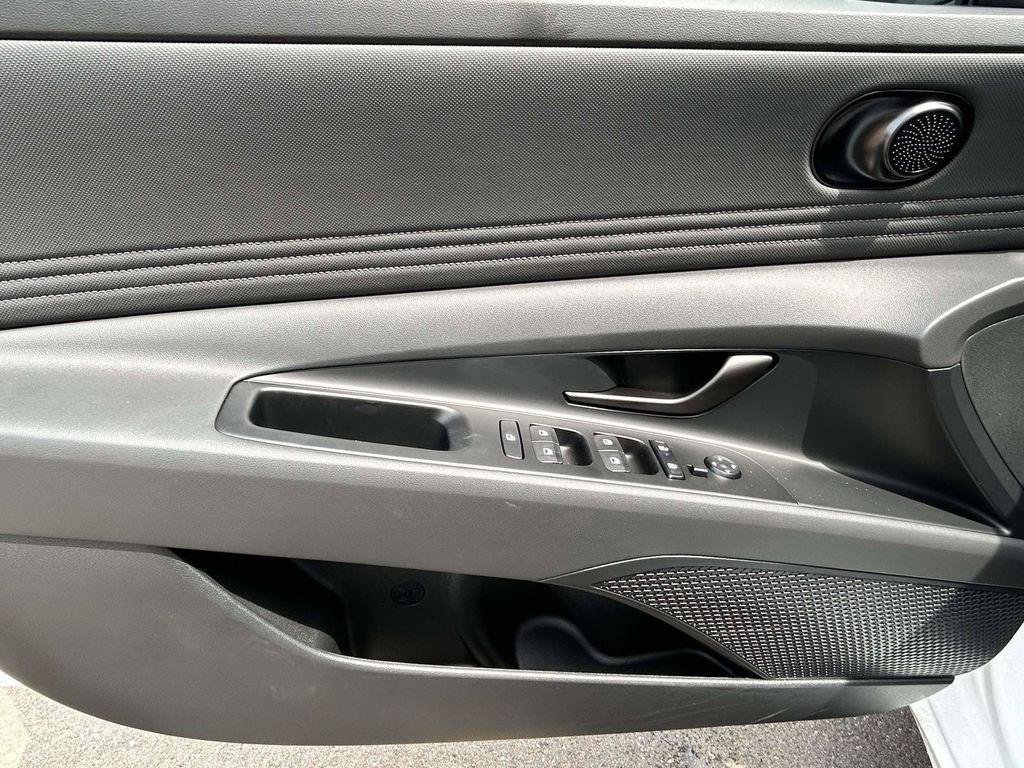 New 2026 Hyundai Elantra SEL Sport FWD image 40