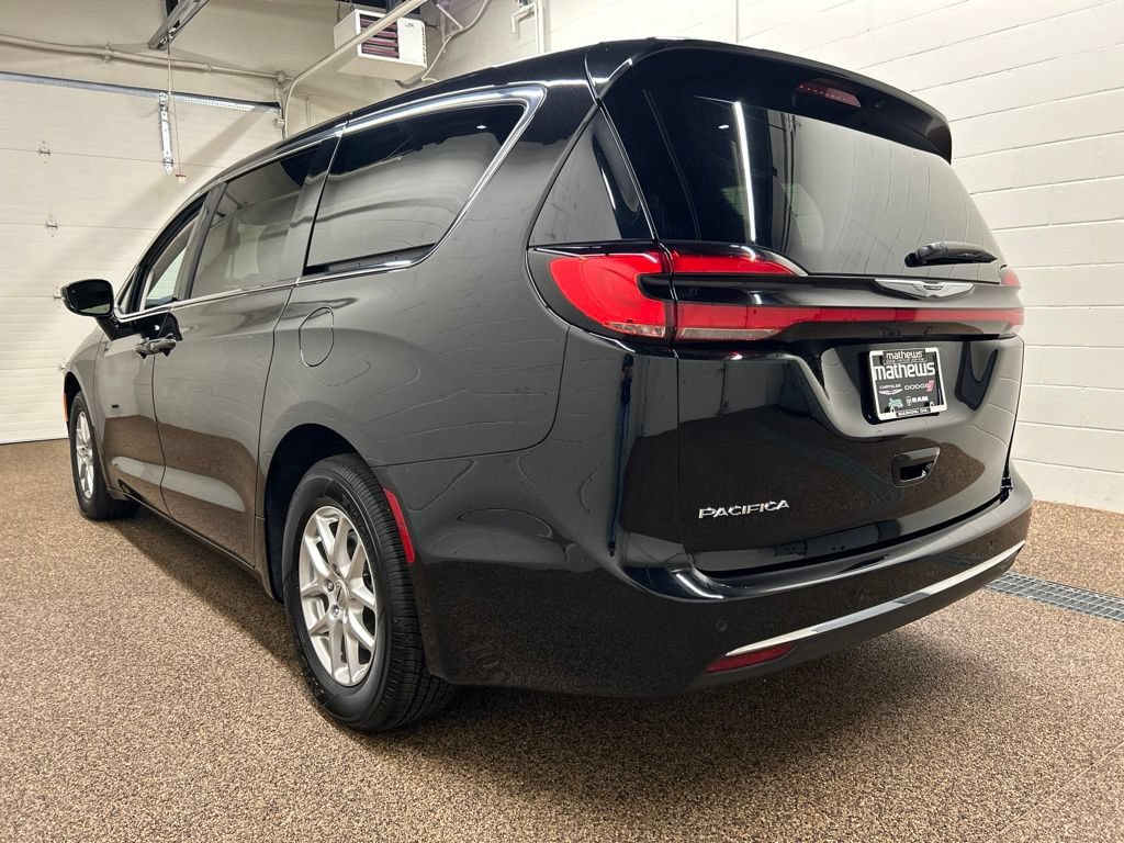 Used 2024 Chrysler Pacifica Touring-L FWD image 4