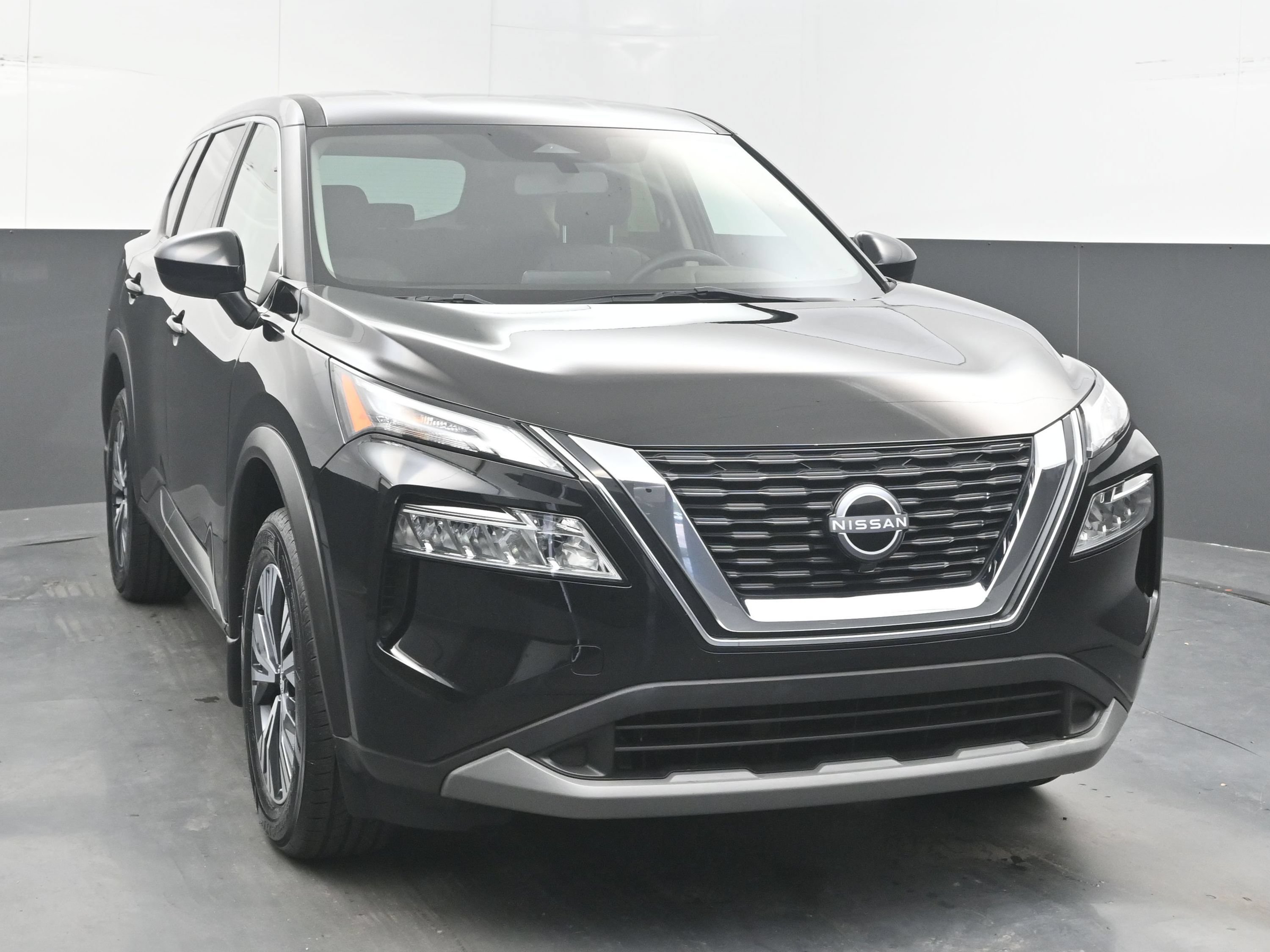 Used 2023 Nissan Rogue SV FWD image 2