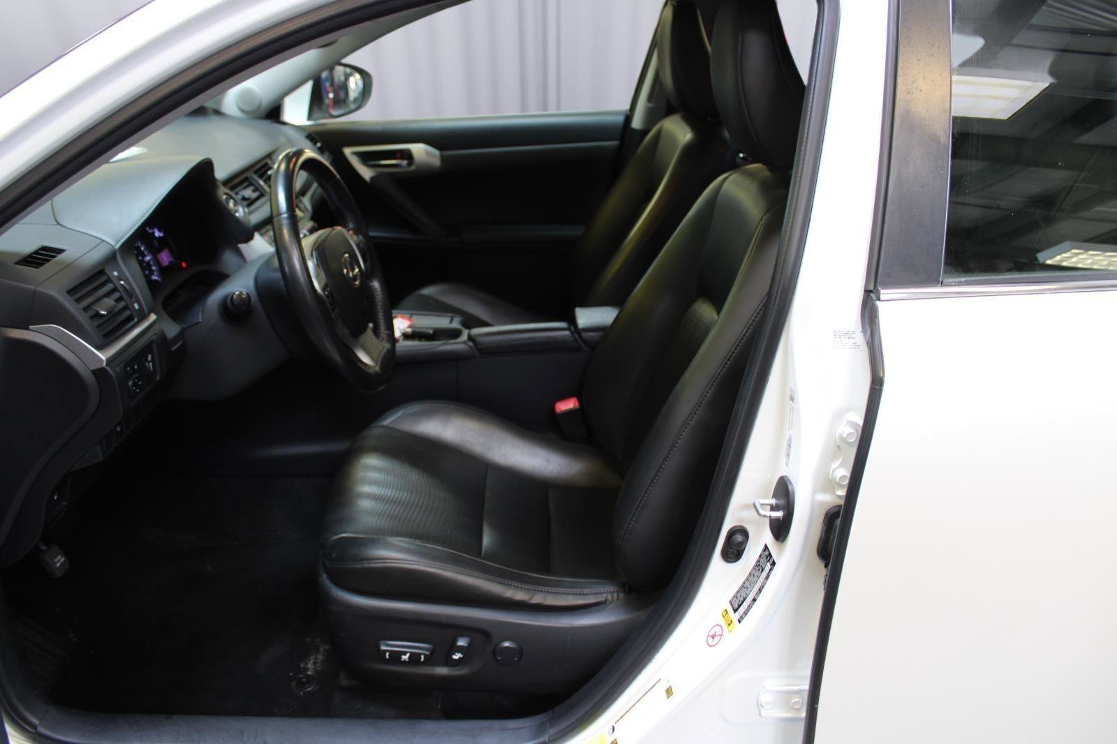 Used 2013 Lexus CT 200h w/ Premium Pkg w/Backup Camera image 29