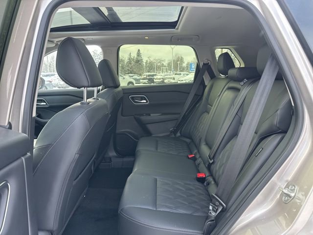 Used 2025 Nissan Rogue Platinum image 8