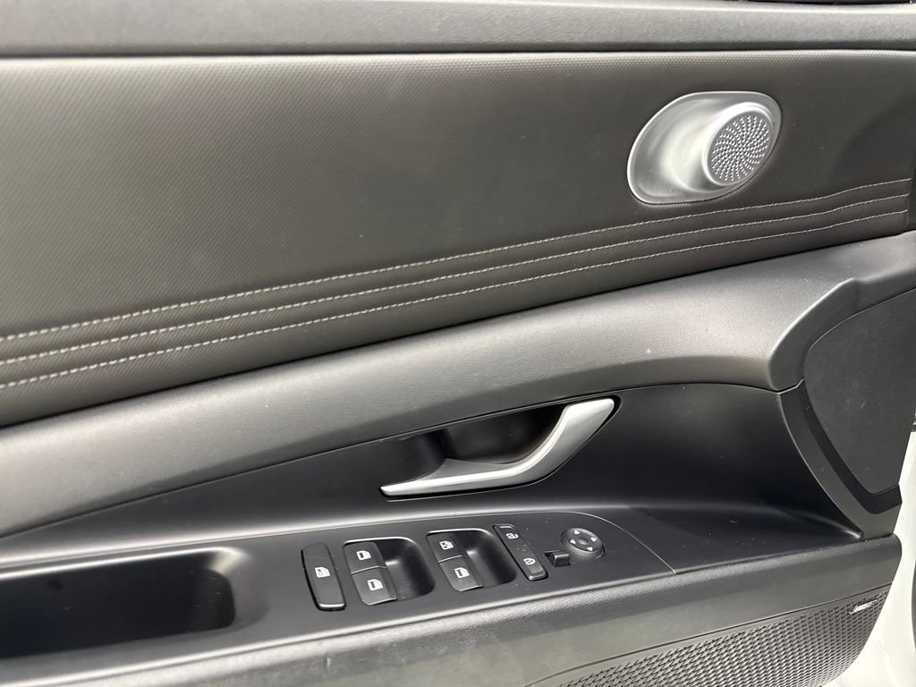 Used 2021 Hyundai Elantra Limited image 12