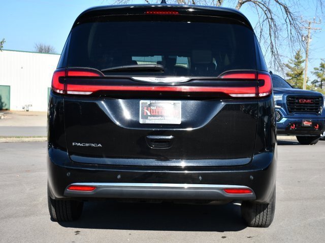 Used 2024 Chrysler Pacifica Touring-L image 6