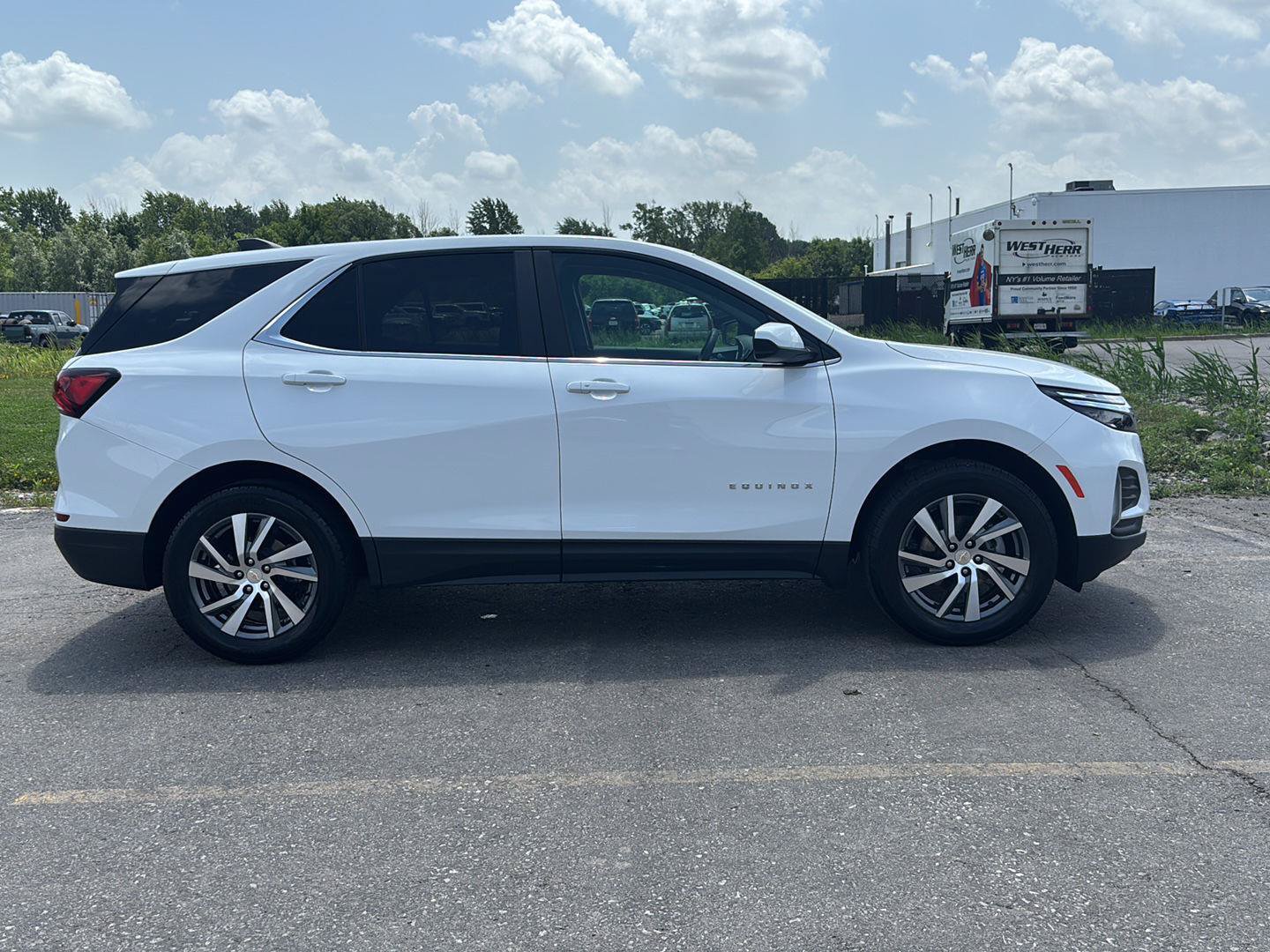Used 2024 Chevrolet Equinox LT AWD/4WD image 8