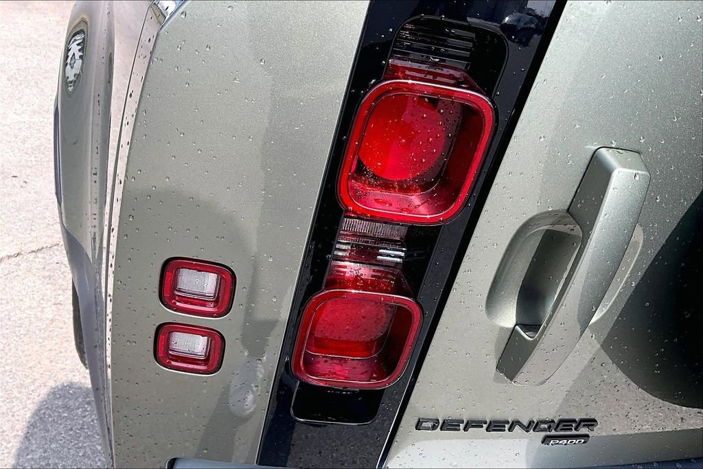Used 2023 Land Rover Defender 130 SE image 32