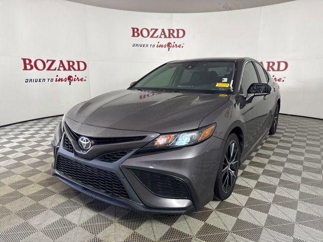 Used 2021 Toyota Camry SE image 4