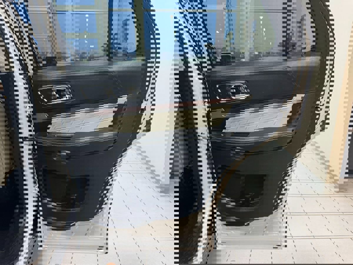 Used 2016 Ford Explorer Platinum image 43