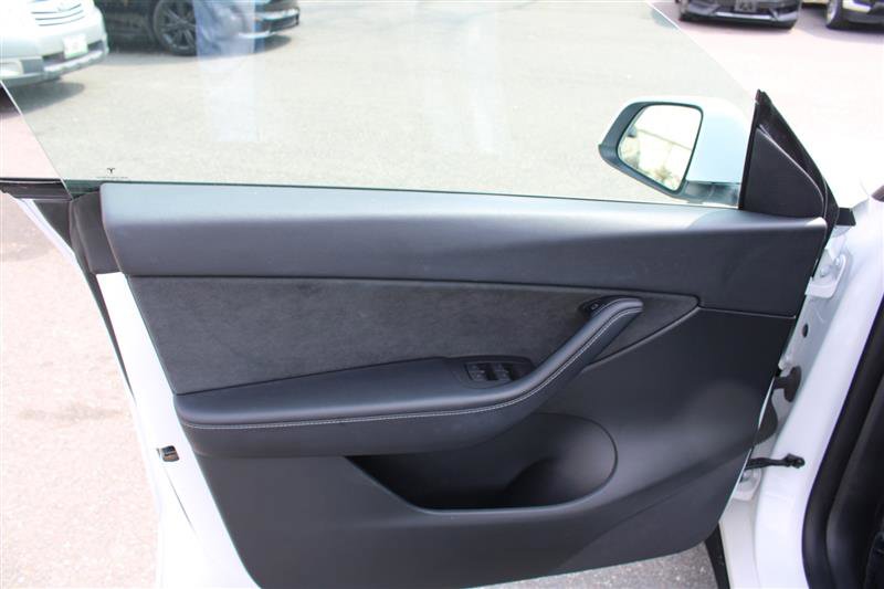 Used 2022 Tesla Model Y Long Range image 12