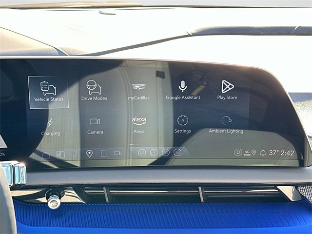 Used 2025 Cadillac Optiq Luxury 2 image 3