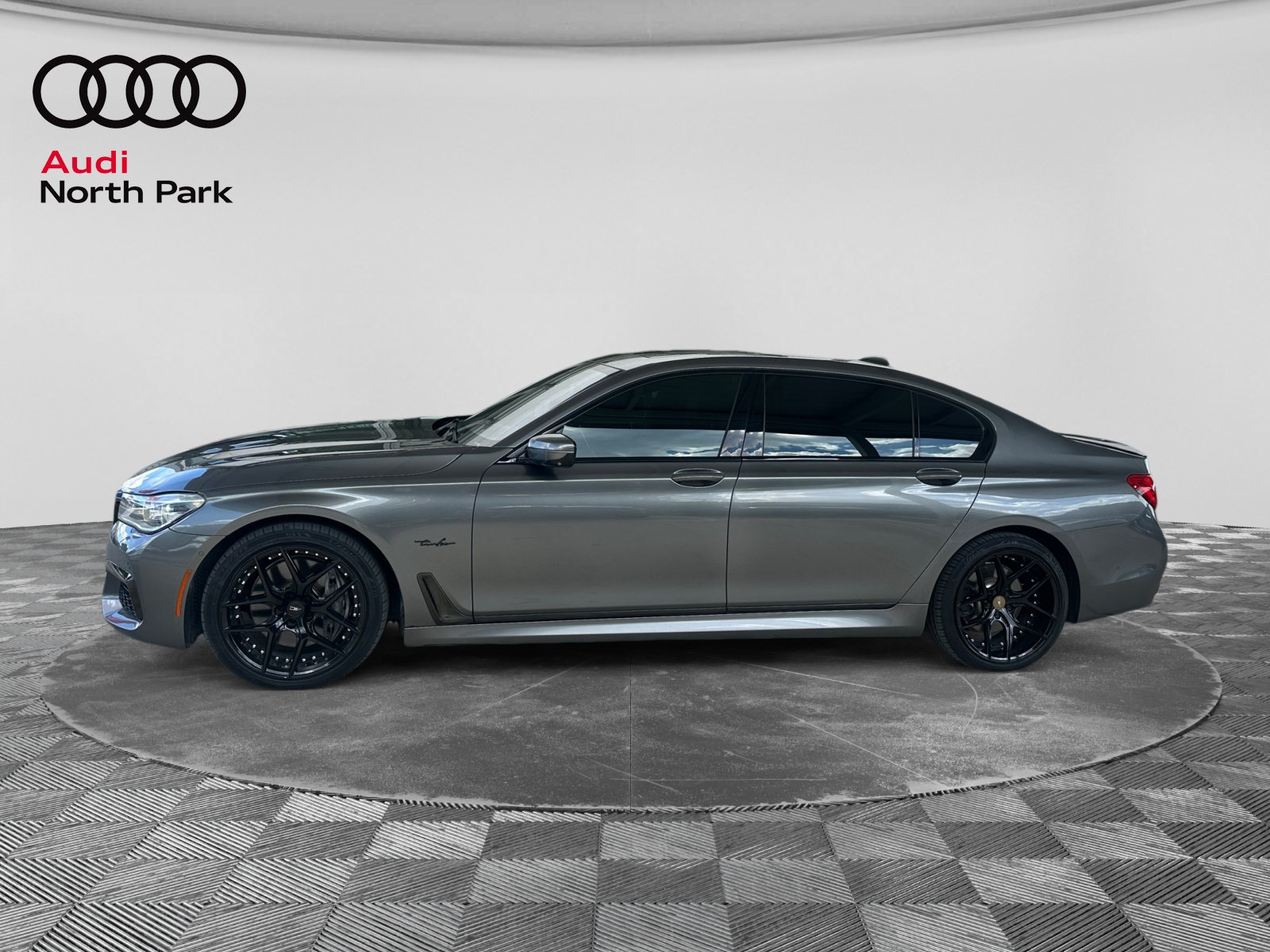 Used 2016 BMW 750i RWD image 2