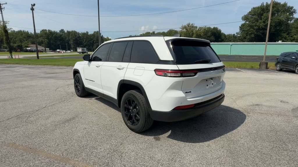 Used 2025 Jeep Grand Cherokee Altitude AWD/4WD image 6