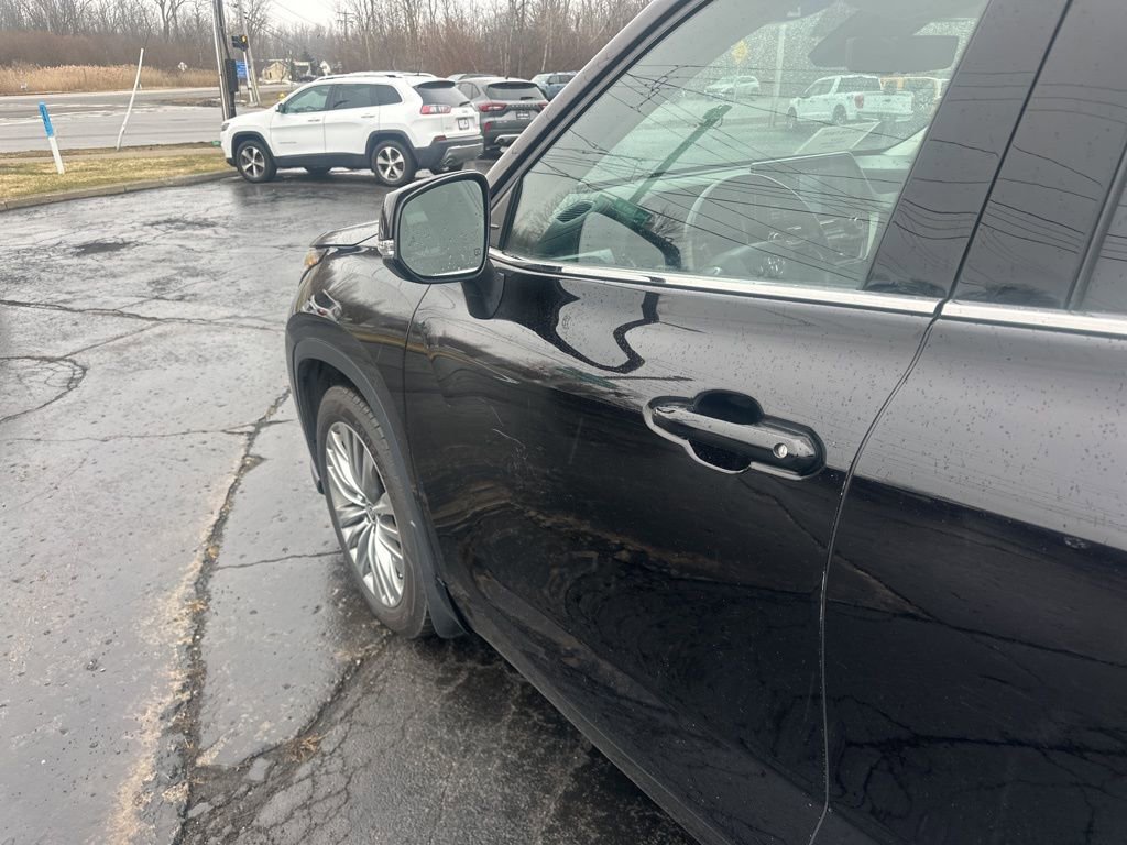 Used 2021 Toyota Highlander Platinum image 11