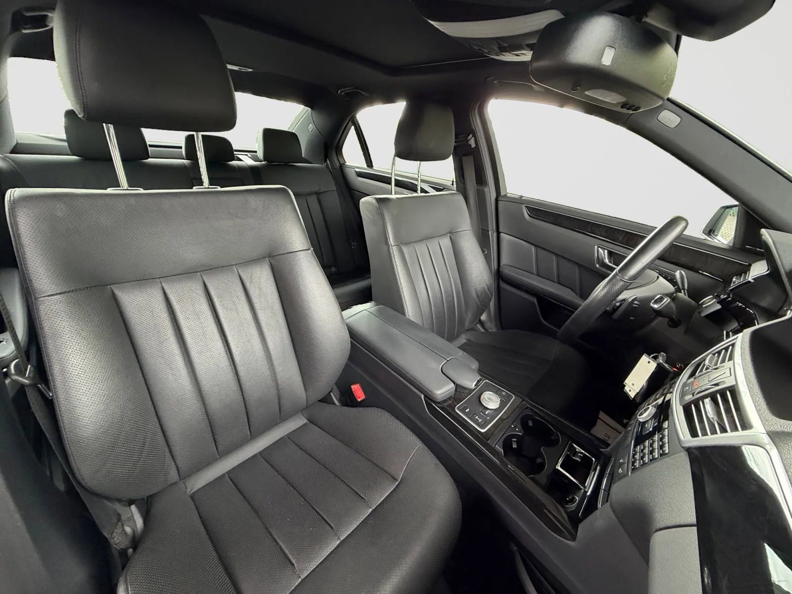 Used 2010 Mercedes-Benz E 550 4MATIC Sedan image 21