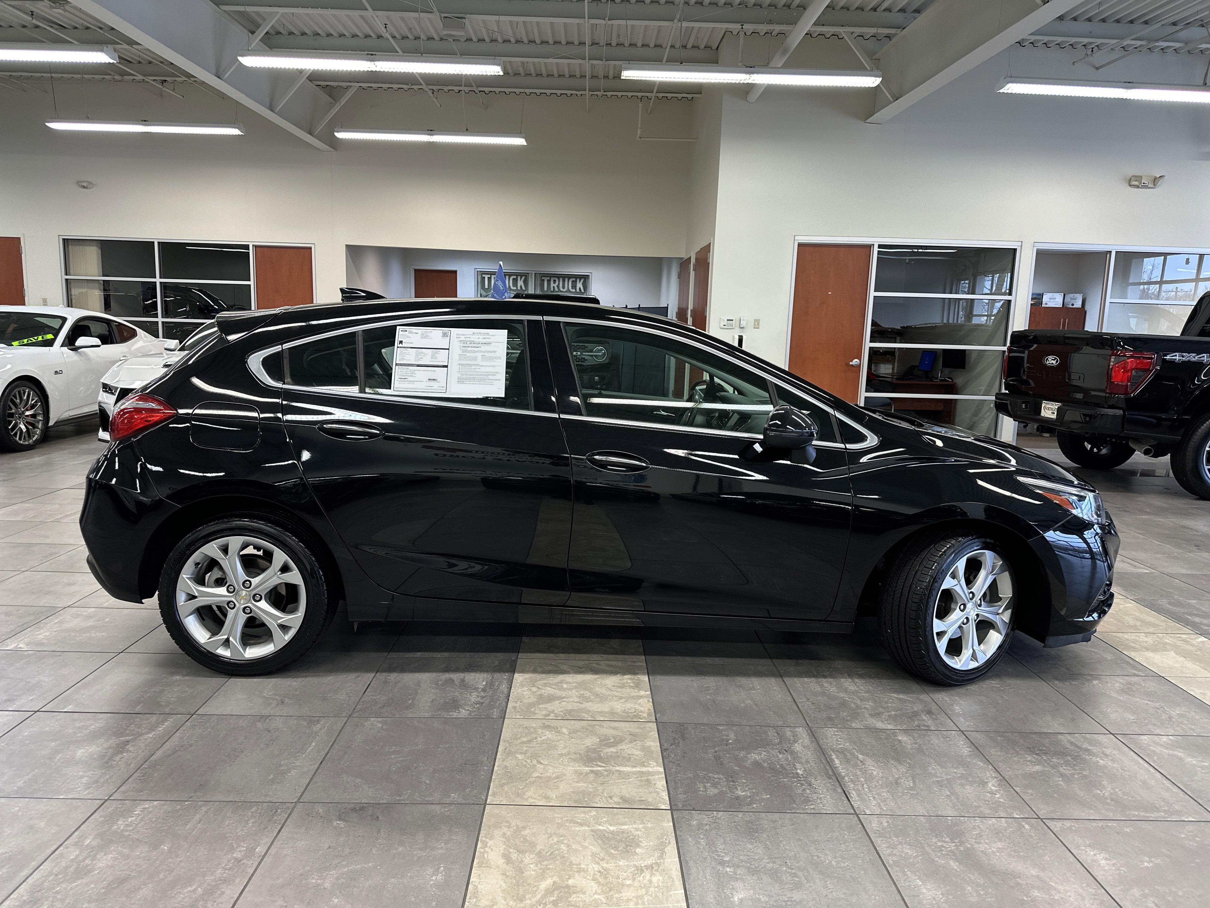 Used 2018 Chevrolet Cruze Premier image 11