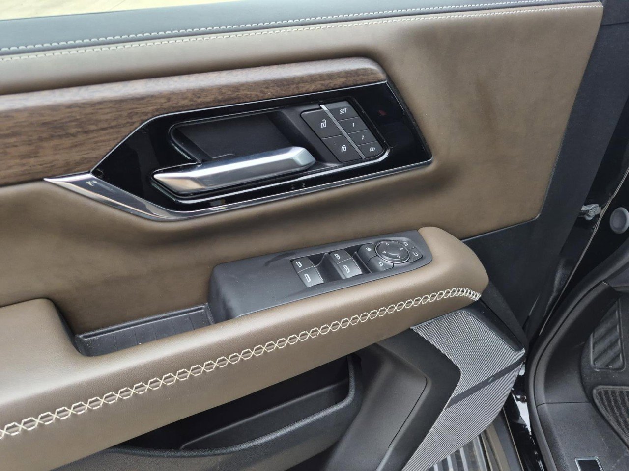 Used 2025 GMC Yukon Denali Ultimate AWD/4WD image 14