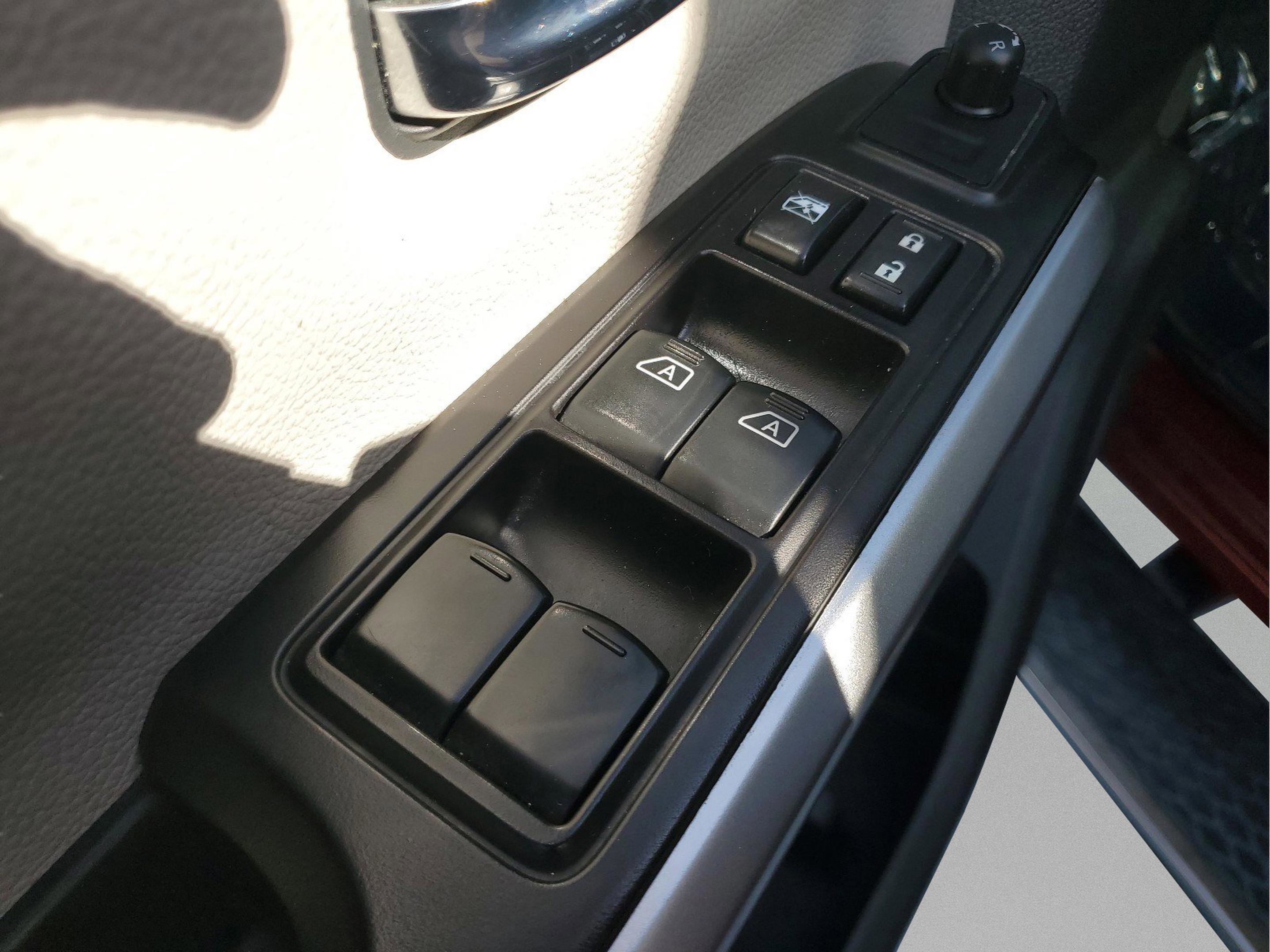 Used 2020 Nissan Titan SL w/ Moonroof Package image 15