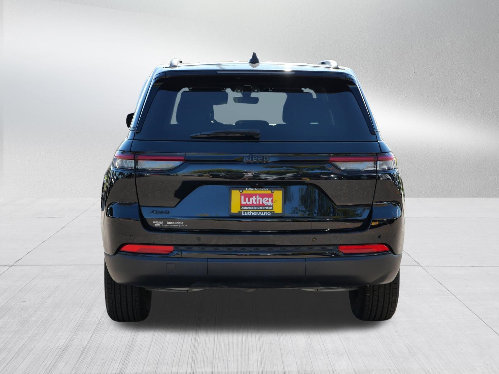 Used 2025 Jeep Grand Cherokee Altitude AWD/4WD image 6
