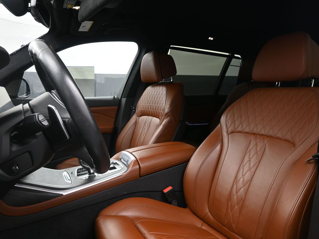 Used 2021 BMW X7 M50i w/ Executive Package image 3