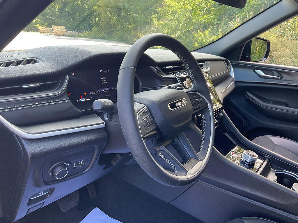 Used 2025 Jeep Grand Cherokee Altitude AWD/4WD image 10