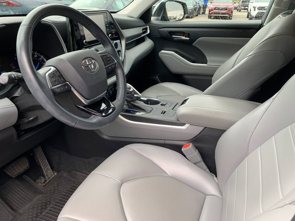Used 2021 Toyota Highlander XLE AWD/4WD image 11