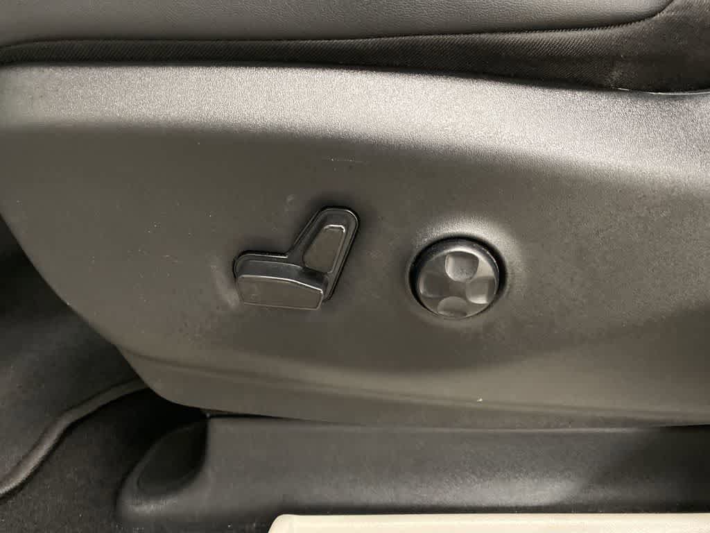 Used 2024 Chrysler Pacifica Touring-L image 14