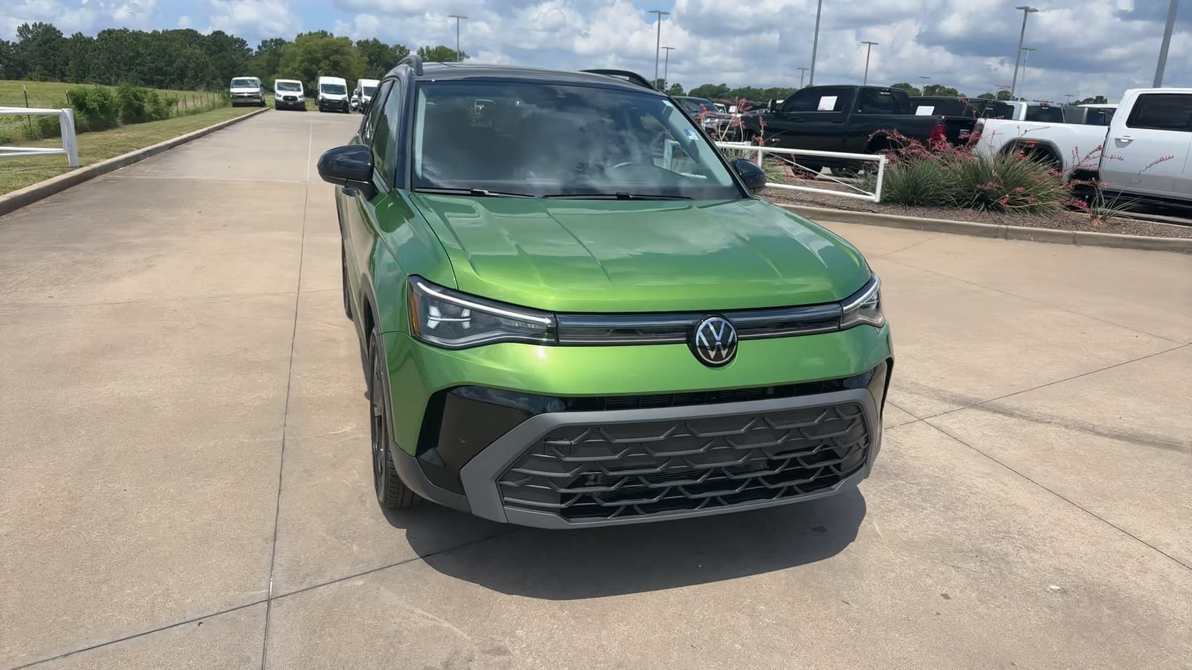Used 2025 Volkswagen Taos SE FWD image 3
