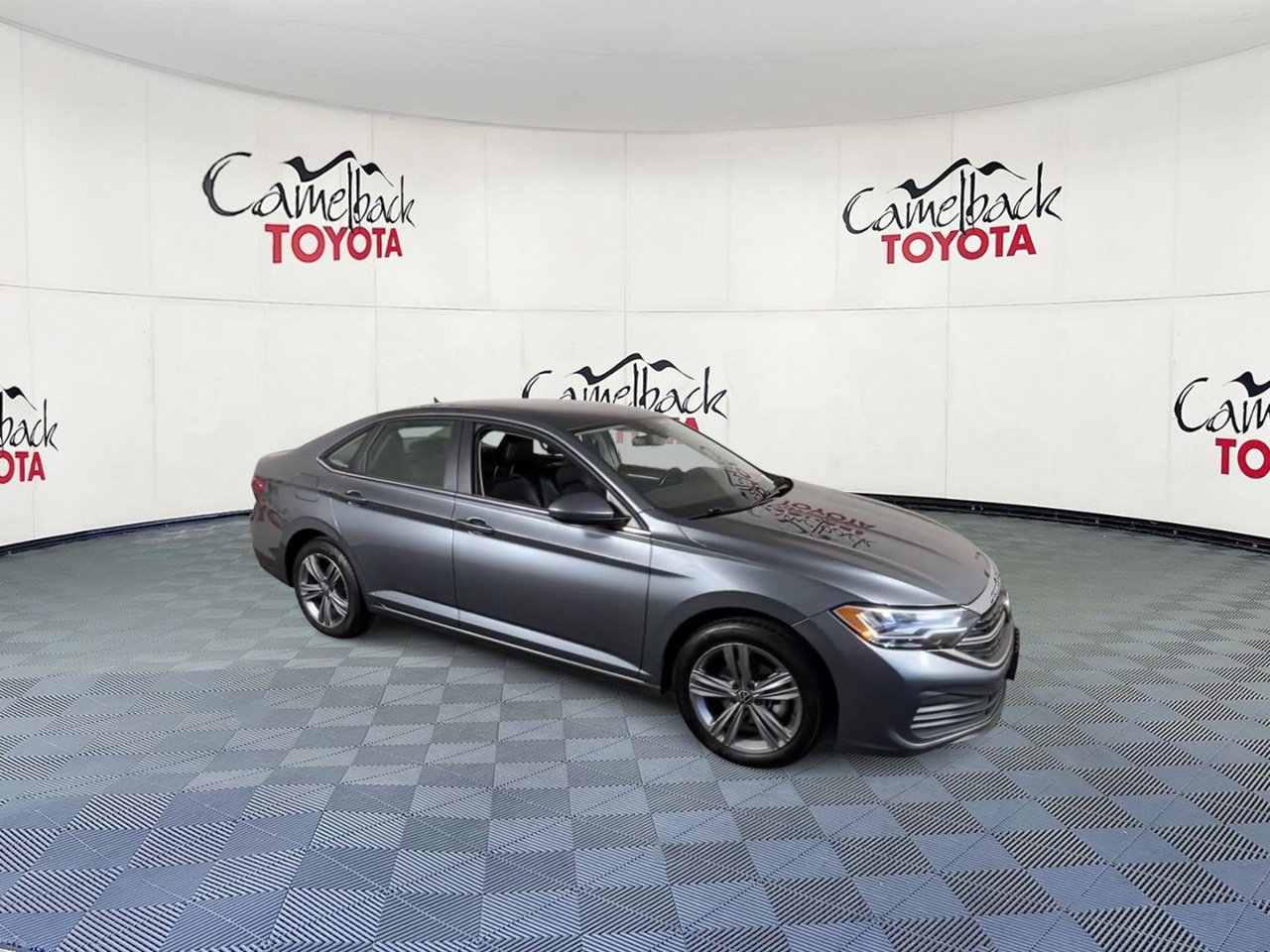 Used 2024 Volkswagen Jetta SE FWD image 2