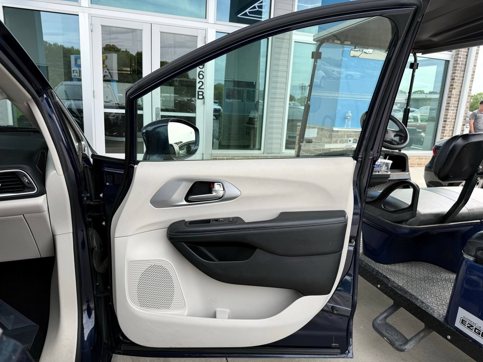 Used 2018 Chrysler Pacifica Touring Plus FWD image 29