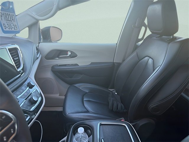 Used 2023 Chrysler Pacifica Touring-L image 7