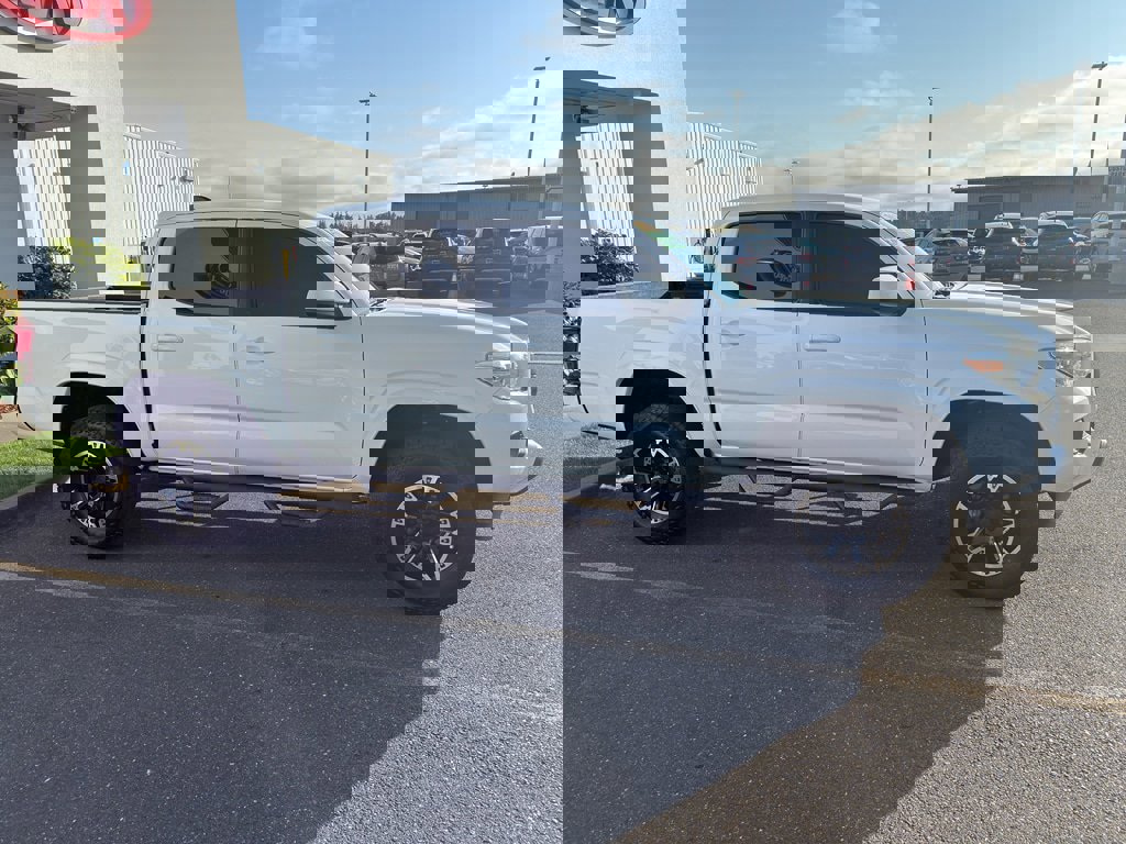 Used 2020 Toyota Tacoma SR image 7