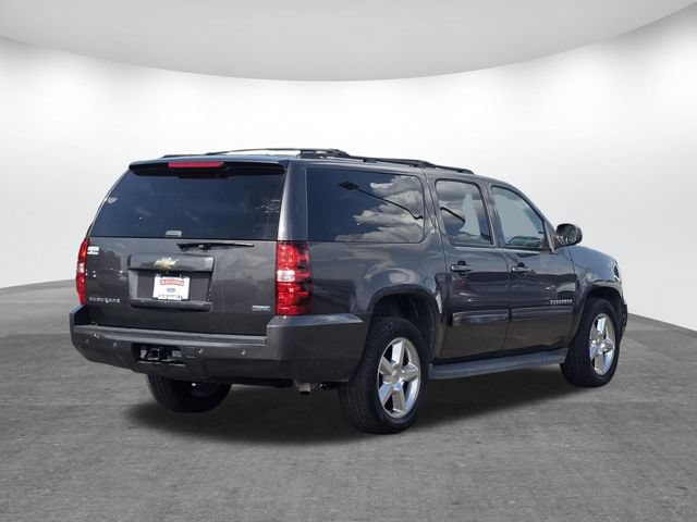 Used 2011 Chevrolet Suburban LT RWD image 2