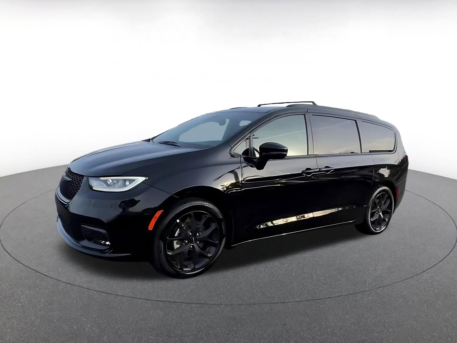 Used 2025 Chrysler Pacifica Limited image 8