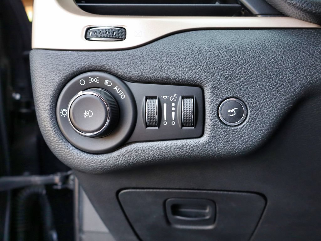 Used 2018 Jeep Cherokee Limited AWD/4WD image 29