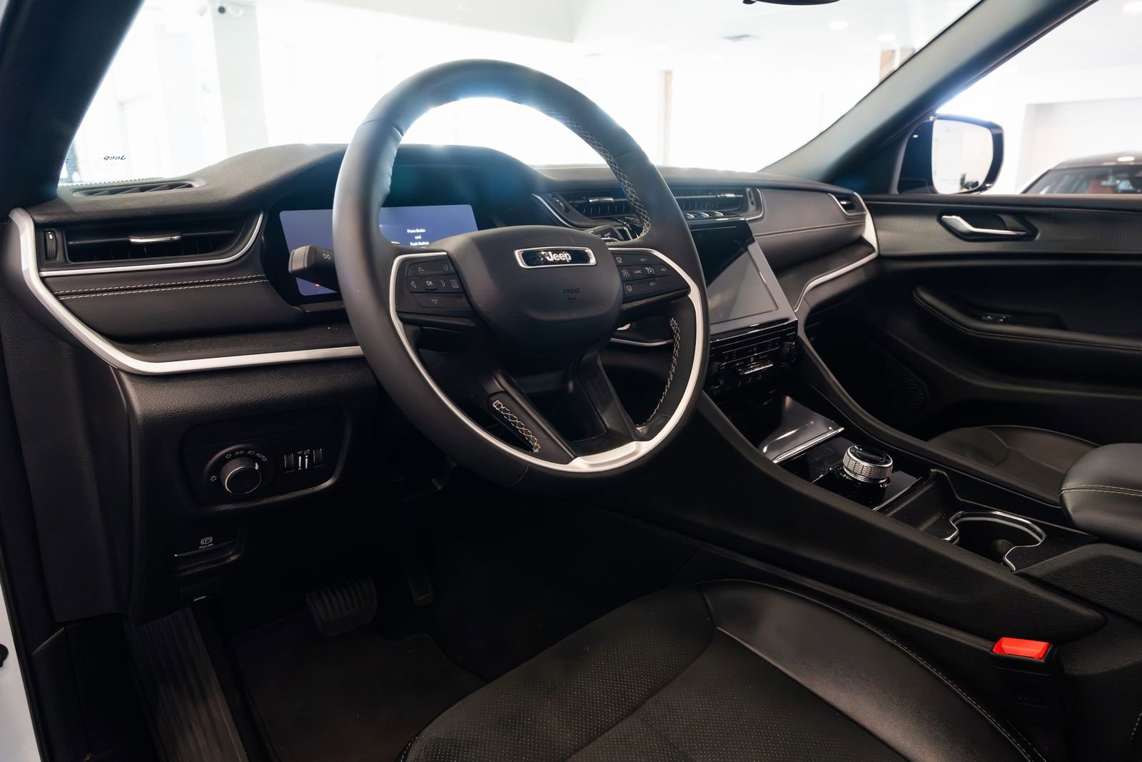 Used 2024 Jeep Grand Cherokee L Altitude AWD/4WD image 8