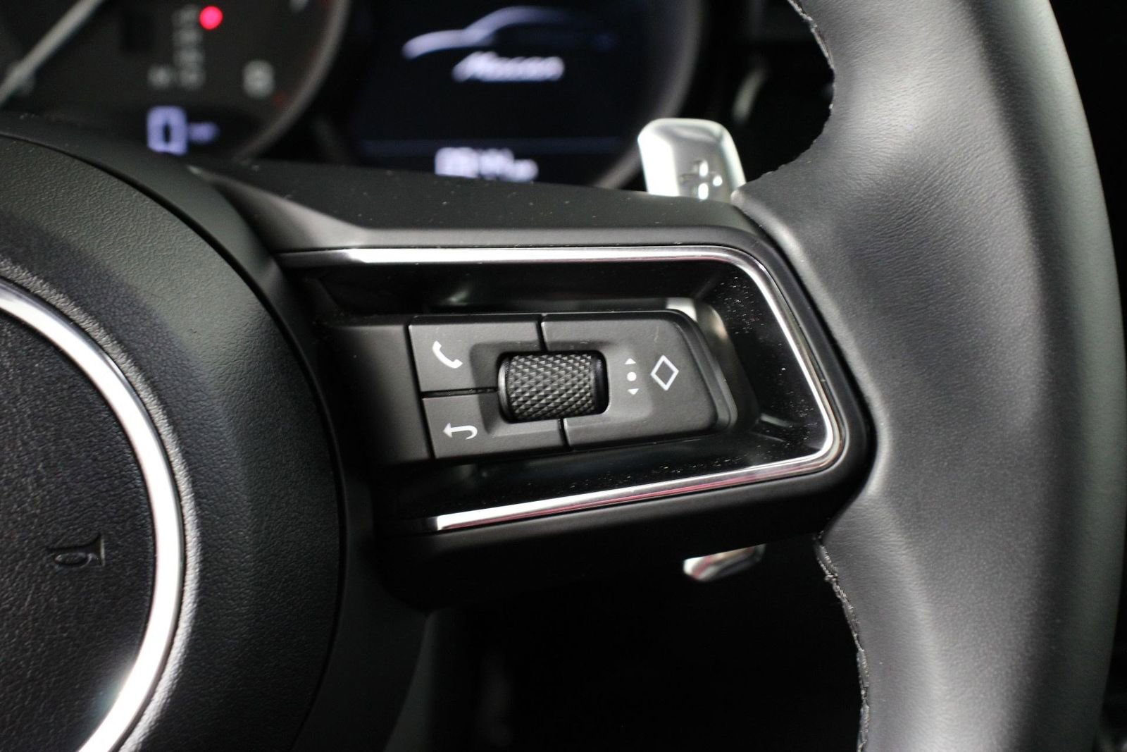 Certified 2025 Porsche Macan image 15