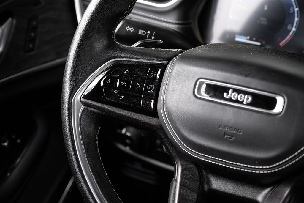 Used 2022 Jeep Grand Cherokee Overland w/ Luxury Tech Group IV AWD/4WD image 27