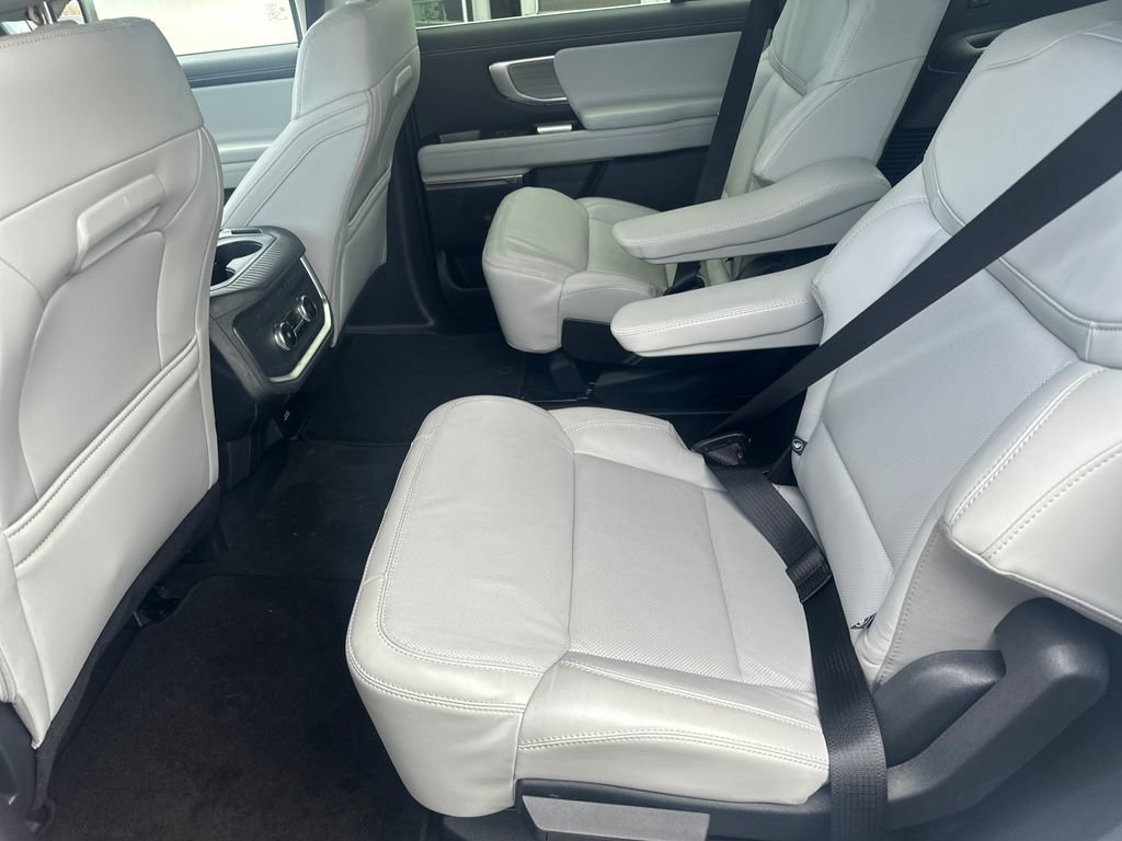 Used 2025 Ford Expedition Platinum image 23