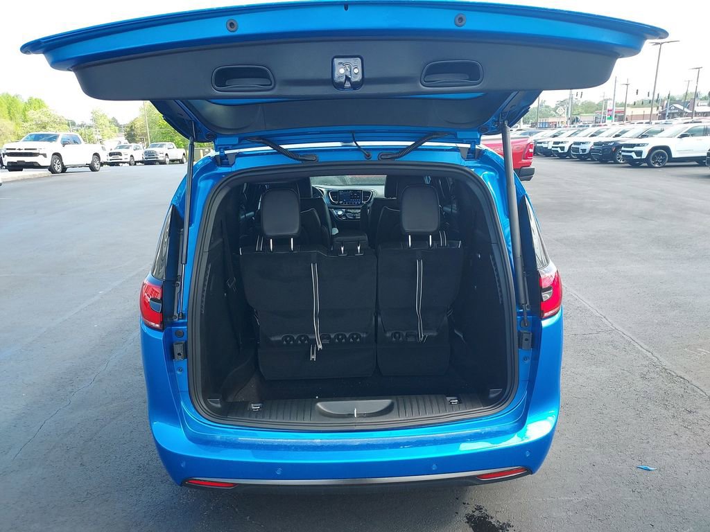 New 2026 Chrysler Pacifica Limited w/ S Appearance Package FWD image 31