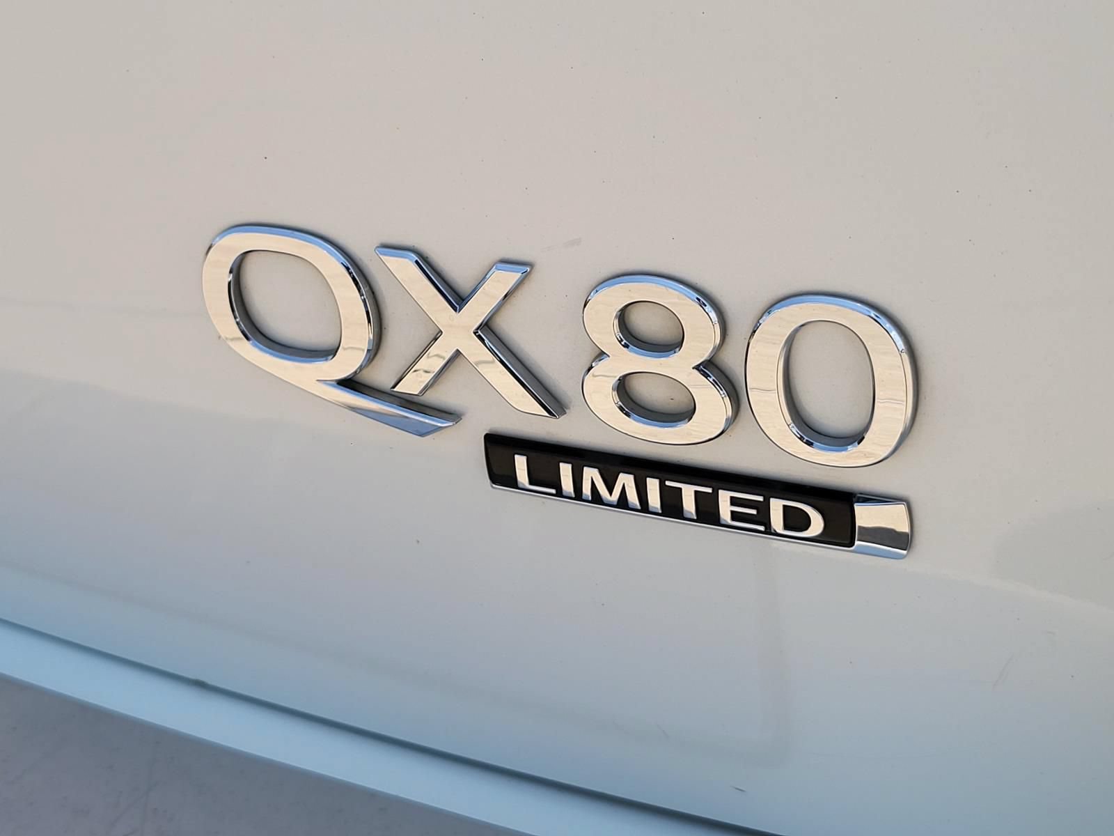 Used 2015 INFINITI QX80 4WD w/ Limited Package image 5