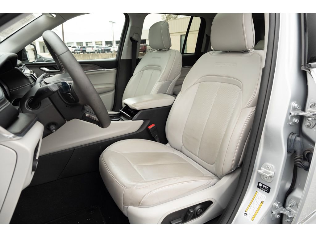 Used 2023 Jeep Grand Cherokee Overland image 11