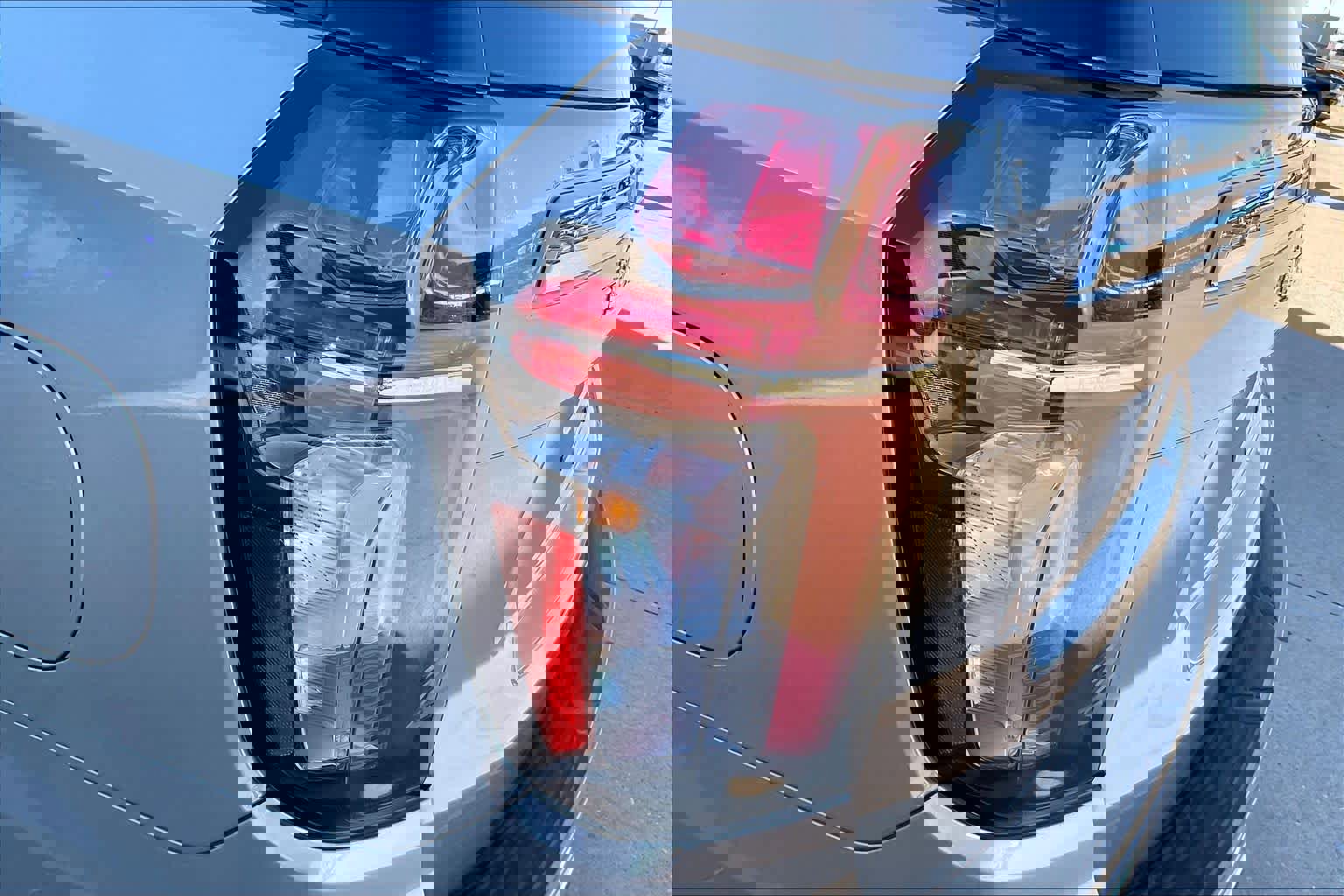 Used 2023 Chevrolet Suburban LT w/ Luxury Package image 27