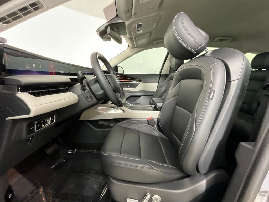 Used 2025 Lincoln Nautilus Premier AWD/4WD image 16