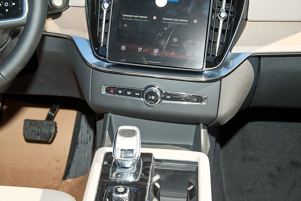 New 2026 Volvo XC90 T8 Plus w/ Protection Package Premier image 27