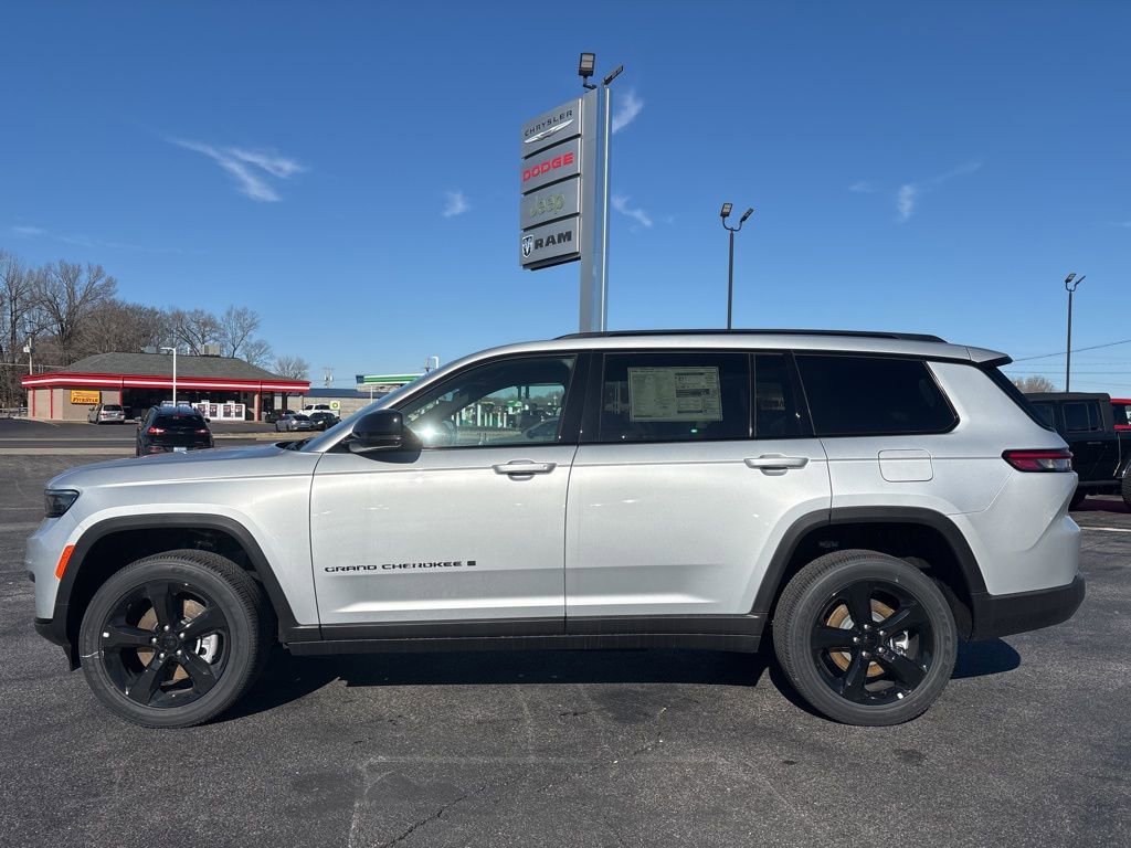 New 2025 Jeep Grand Cherokee L Laredo image 9